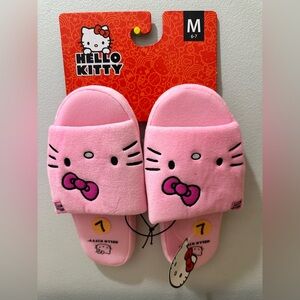 Hello Kitty Sanrio Fleece Slides. Women’s slippers medium size 6-7. M